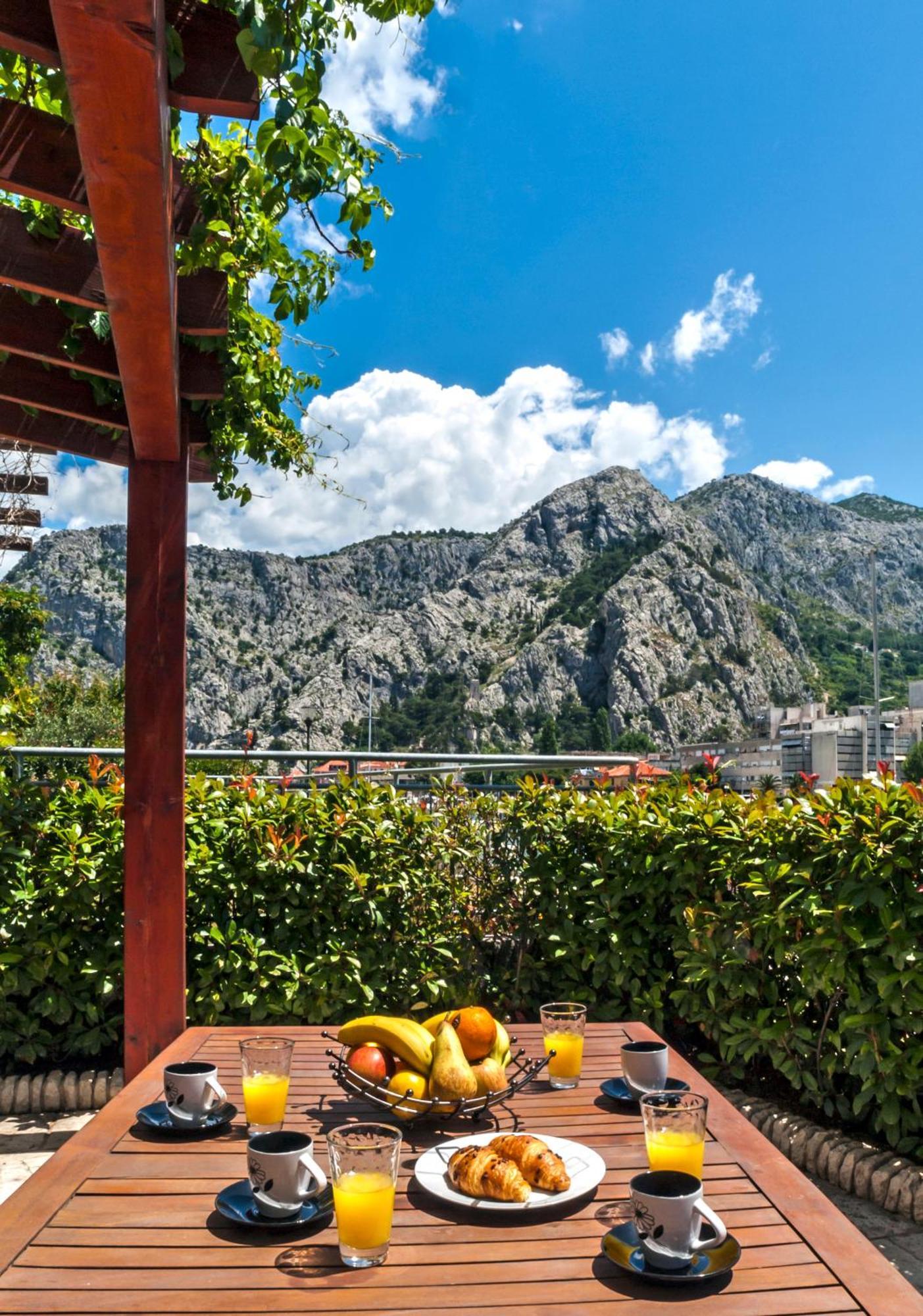 Apartment Lejo Omis Exterior photo